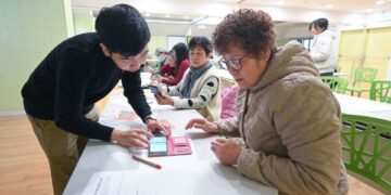 District governance: Empowering seniors via digital literacy
