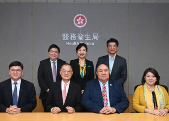 Lo Chung-mau meets WHO official