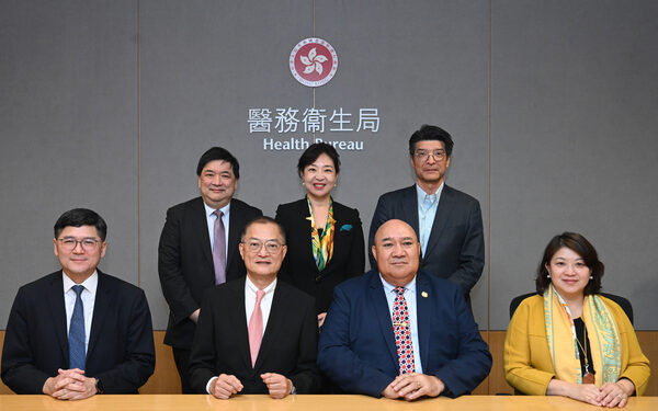 Lo Chung-mau meets WHO official