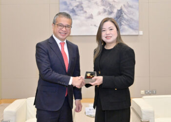 Rosanna Law meets SG official