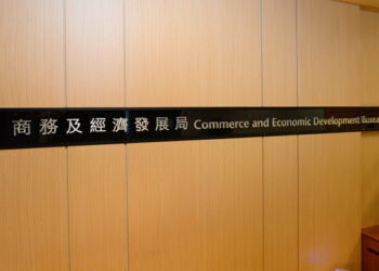 Commerce chief heads to Beijing