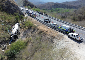 25 dead in two Mexican bus crashes