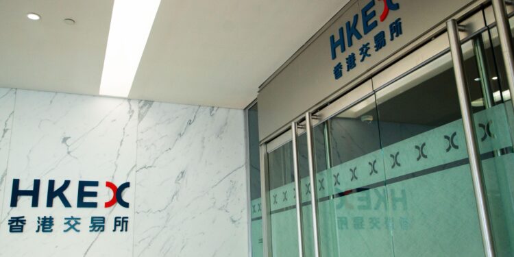 Tech stocks push HSI over 24,000 points