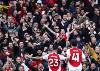 Arsenal edge out Chelsea; Man Utd beat Leicester
