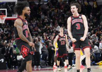 Bulls score 6 points in 6 seconds in win over Lakers