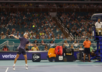 De Minaur finds way through Fonseca fervor in Miami