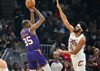 Durant scores 42 as Suns eclipse Cavs