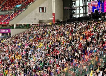 Fans revel in electric second day of HK Sevens