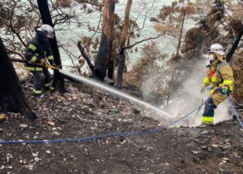 Firefighters battle wildfires in western Japan