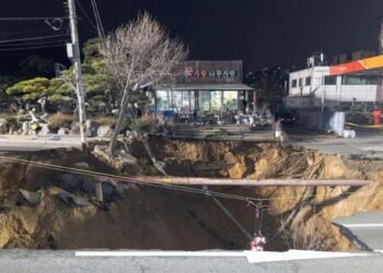 Giant sinkhole swallows motorcyclist in Seoul