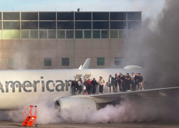 Passengers and crew safe after B737 engine fire