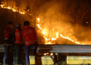 S Korea firefighters use helicopters as fires reignite