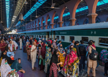 Separatists attack train in Pakistan carrying hundreds