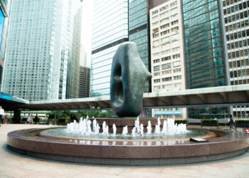 Stocks end up as winning streak continues