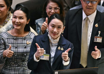 Thai PM beats no-confidence motion handily