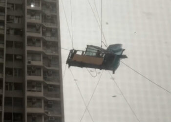Three rescued from gondola platform amid high winds
