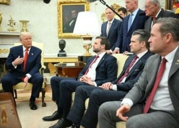 Trump, intel chiefs dismiss chat breach