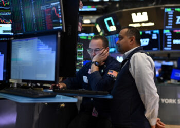 US stocks close higher ahead of April tariffs