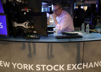 US stocks close lower on tariff concerns