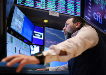 US stocks make minor gains on tariff hopes