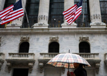 US stocks recover from sell-off ahead of Trump tariffs