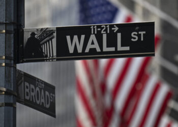 US stocks rise, Fed flags greater economic uncertainty