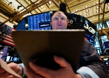 US stocks tumble again on slowdown worries