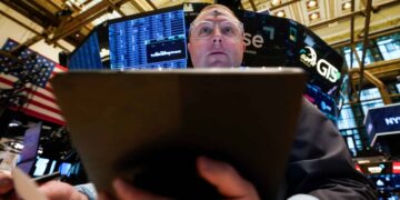 US stocks tumble again on slowdown worries