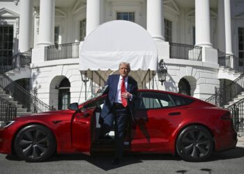 Vancouver auto show bans Tesla over safety concerns