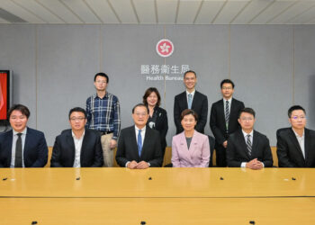 Lo Chung-mau meets SZ official