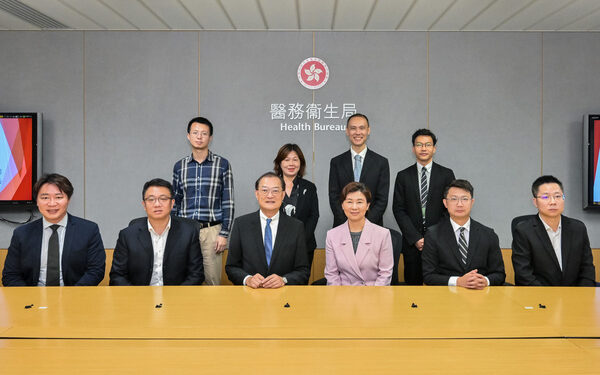 Lo Chung-mau meets SZ official