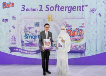 Introducing Daia 3-in-1 Softergent Lavender: Neelofa loves how it keeps clothes fresh, soft, and clean–without additional softener or luxury perfume