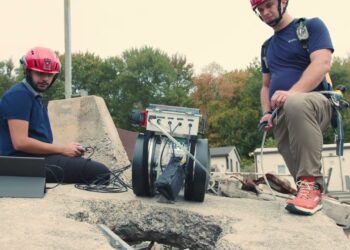 A flexible robot can help emergency responders search through rubble