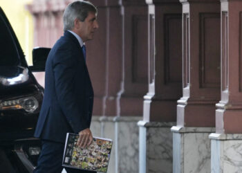 Argentina ends foreign exchange restrictions