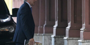Argentina ends foreign exchange restrictions