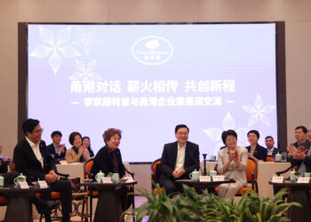 CE continues Zhejiang trip, visits Ningbo optics firm