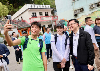CE visits Tai O as government looks to develop tourism