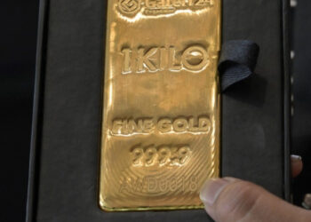 Gold hits record as Trump fuels Fed fears