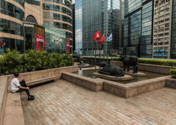 HK stocks edge up in morning session