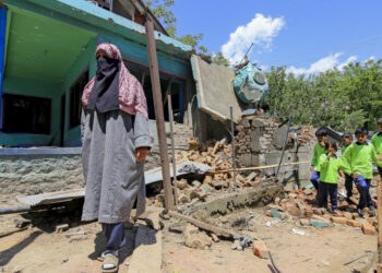 Indian and Pakistani troops trade fire in Kashmir