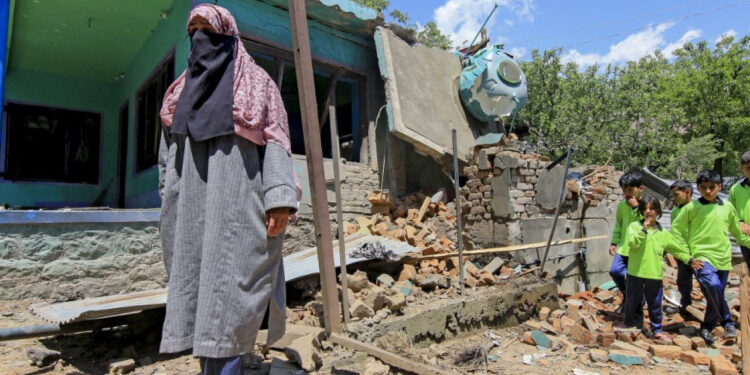 Indian and Pakistani troops trade fire in Kashmir