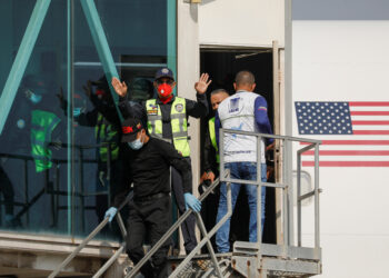 Judge stops US move to revoke legal status of migrants