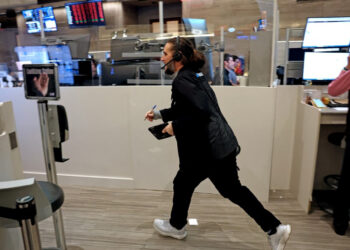 Major Wall Street indices fall by over 5 percent