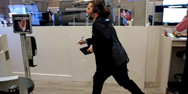 Major Wall Street indices fall by over 5 percent