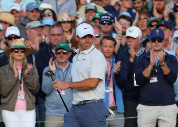 McIlroy puts in blistering third round to lead Masters