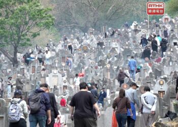 People flock to cemeteries on Ching Ming Festival