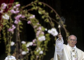 Pope wishes ‘Happy Easter’ at St Peter’s Square