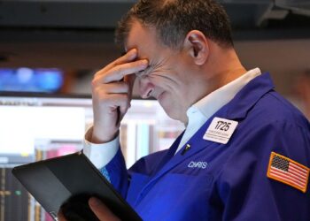 S&P 500 ends down 2.4% after Trump slams Fed chief