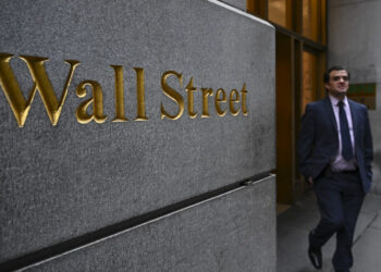 Stocks, US dollar and oil sink, as gold hits high