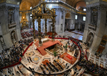 Thousands line up for second day to view pope